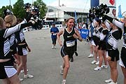 Cheerleaders beschleunigten den Zieleinlauf... (Foto. Martin Schmitz)